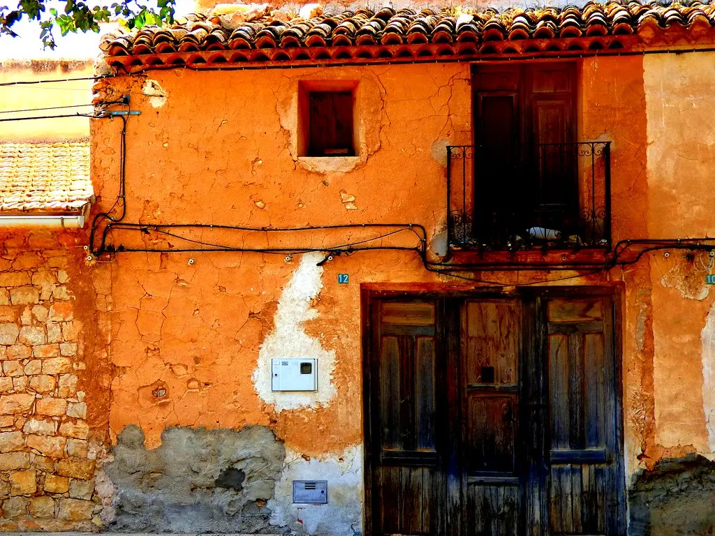 Fachada tradicional de pueblo con puerta de madera